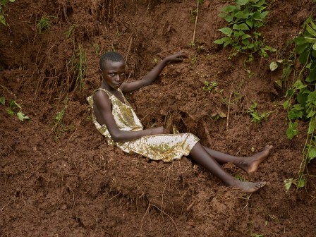 Pieter Hugo fille noire robe à paillettes anniversaire.jpg