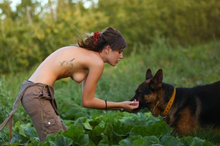 Pollo_Olivera_femme_chien_heure_des_croquettes.jpg