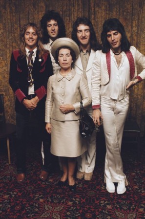Queen Elizabeth II meets The Queen 1974 reine.jpg