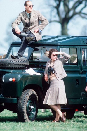 Queen_Elizabeth_and_Prince_Phillip_at_the_horse_races__1968__bonjour_roi_reine_dimanche.jpg