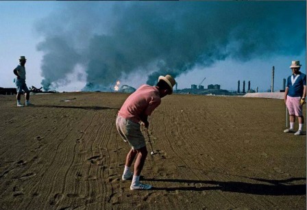 Rene_Burri_impossible_reminiscence_golf_fin_du_monde_pollution.jpg