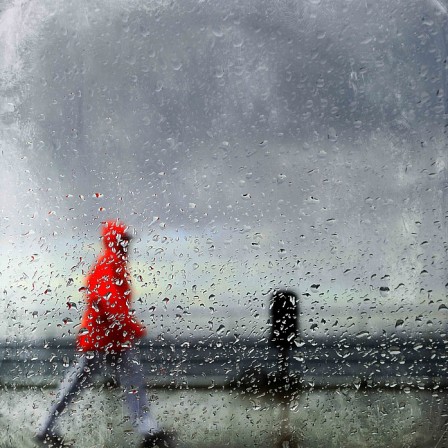 Richard_Sammour_impermeable_rouge_pluie.jpg