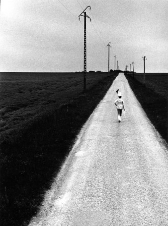 Robert_Doisneau_La_majorette_route-de-Pithiviers_bienvenue_anniversaire.jpeg