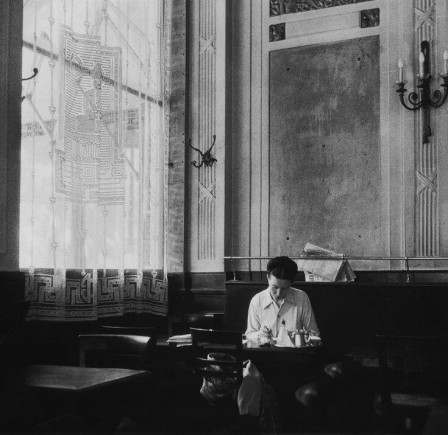 Robert Doisneau Simone de Beauvoir aux Deux Magots Paris 1944.jpg