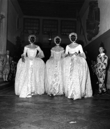 Robert_Doisneau_femmes_masque_noir_anniversaire.jpg