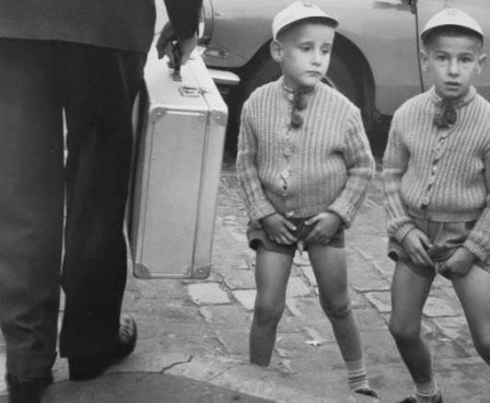 Robert_Doisneau_garcon_pisser.jpg