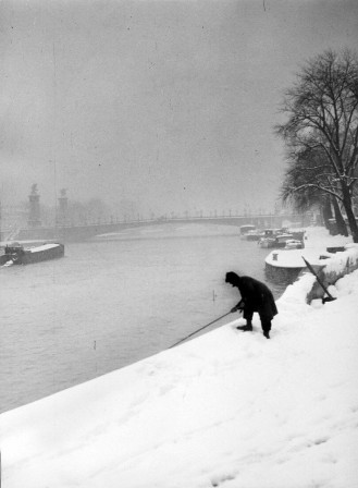 Robert_Doisneau_la_seine_sous_la_neige.jpg