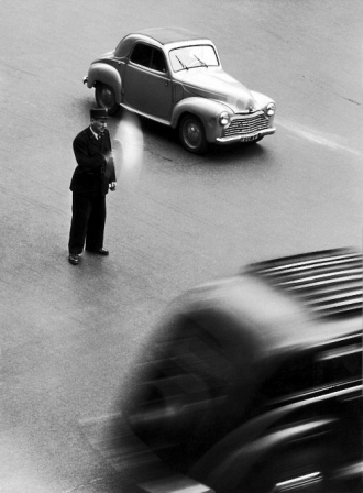 Robert_Doisneau_police_policier_place_de_la_Madeleine_Paris_1950.png