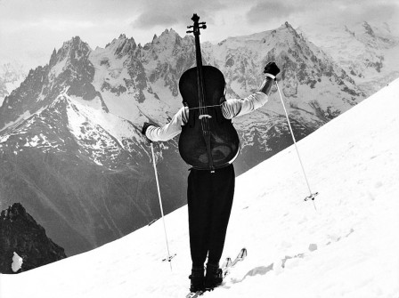 Robert_Doisneau_ski_violoncelle_musique_montagne.jpg