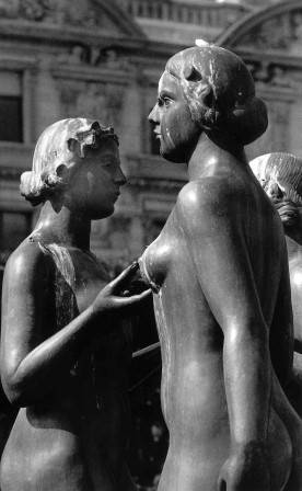 Robert_Doisneau_statue_sein.jpg