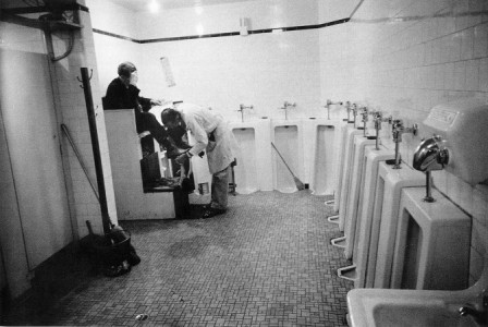 Robert_Frank_cireur_chaussures_toilettes_wc_au_travail.jpg