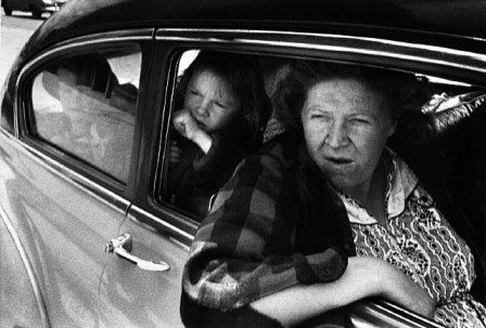 Robert_Frank_femme_voiture_mere.jpg