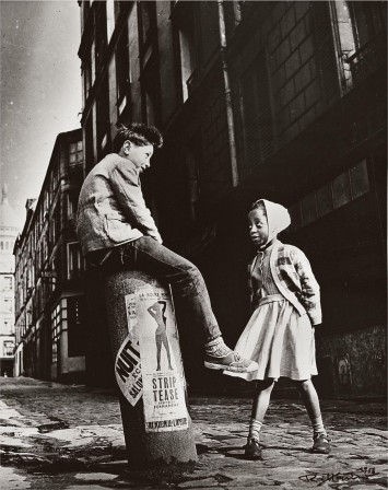 Robert_Hausser_montmartre_1956_fille_noire_et_garcon_blanc.Jpeg