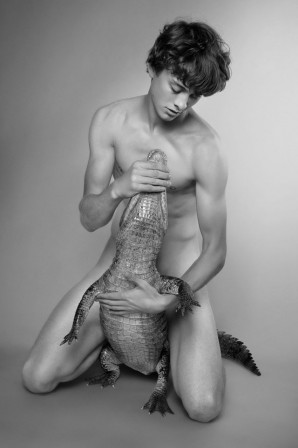 Ryan_McGinley_jeune_homme_crocodile_sexe.jpg