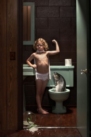 Ryan_Schude_enfant_poisson_toilette_victoire_bonjour.jpg