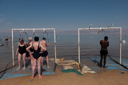 Sagi_Kortler_plage_douche_noir_et_blanc.jpg