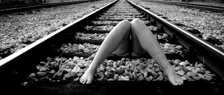 Sandra_Pozun_train_rail_femme_nue_desir_erotisme.jpg