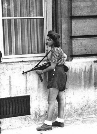 Simone Segouin was a French resistance fighter during WWII She managed to capture 25 Nazis in the Chartres area and killed several others all before her 20th birthday guerre résistance.jpg