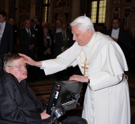Stephen Hawking et le pape Benoit.jpg