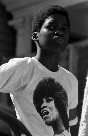 Stephen_Shames_Oakland_1970_un_jeune_supporter_des_black_panthers_portant_un_t-shirt_avec_Angela_Davis.jpg