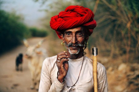 Steve_McCurry_sourire_turban_rouge.jpg