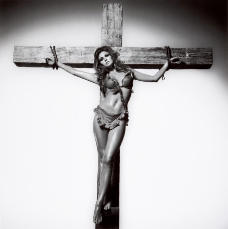 Terry O'Neill Raquel Welch croix jésus 2.jpg, févr. 2023