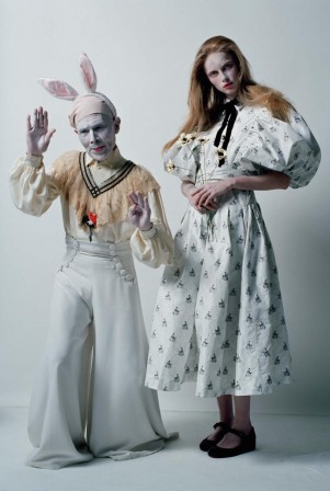 Tim_Walker_Rianne_van_Rompaey_Vogue_UK_December_2016_Alice_et_le_vieux_lapin.jpg