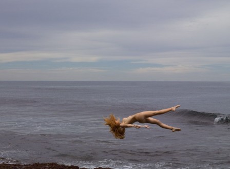 Toby_Burrows_femme_vole_le_bruit_de_la_mer.jpg