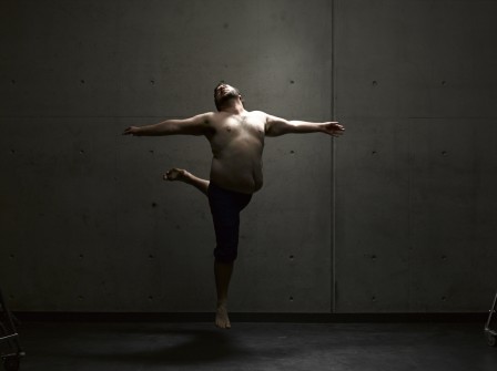 Toby_Burrows_homme_rond_saut_bonjour_grace.jpg