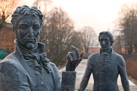 Vitalii_Emeljanof_statue_froid_doigt_dore_or.jpg