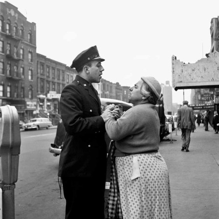 Vivian_Maier_police_musique_choeur.jpg