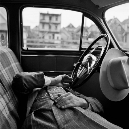 Vivian_Maier_sieste_voiture_bienvenue_bonne_journee.jpg