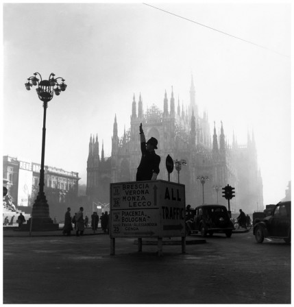 Werner_Bischof._Milano._1946_circulation_serment_police_stop_bonjour_hello.jpg