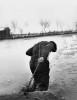 Werner_Bischof_Homme_tirant_un_bateau_Hongrie_1948_au_travail.jpg