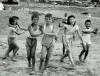 William_Klein_enfant_ami_anniversaire.jpg