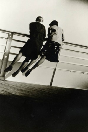 Yutaka_Yamamoto_Deux_elegantes_dans_la_houle_1980_vent.jpg