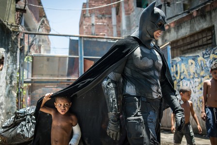 batman_enfant_Rio_favela_bonjour_superheros_pere.jpg