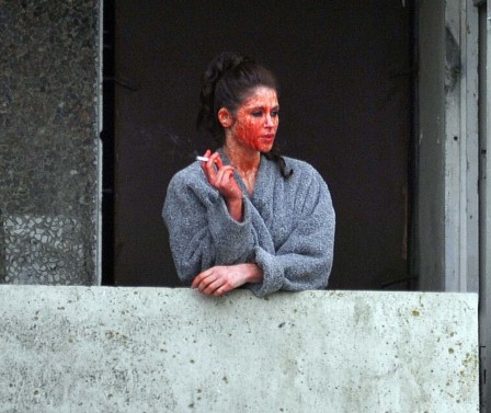 femme couverte de sang à son balcon.jpg
