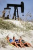 femme_plage_petrole_energie__GORDON_GAHAN.jpg