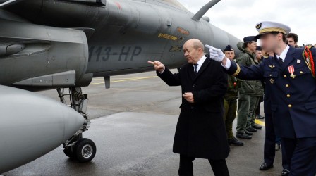 le-ministre-de-la-defense-jean-yves-le-drian-devant-un-rafale_doigt_d_honneur.jpg