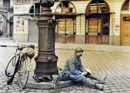 soldat au déjeuner devant une librairie dévastée en 1917 tour de France vélo.jpg