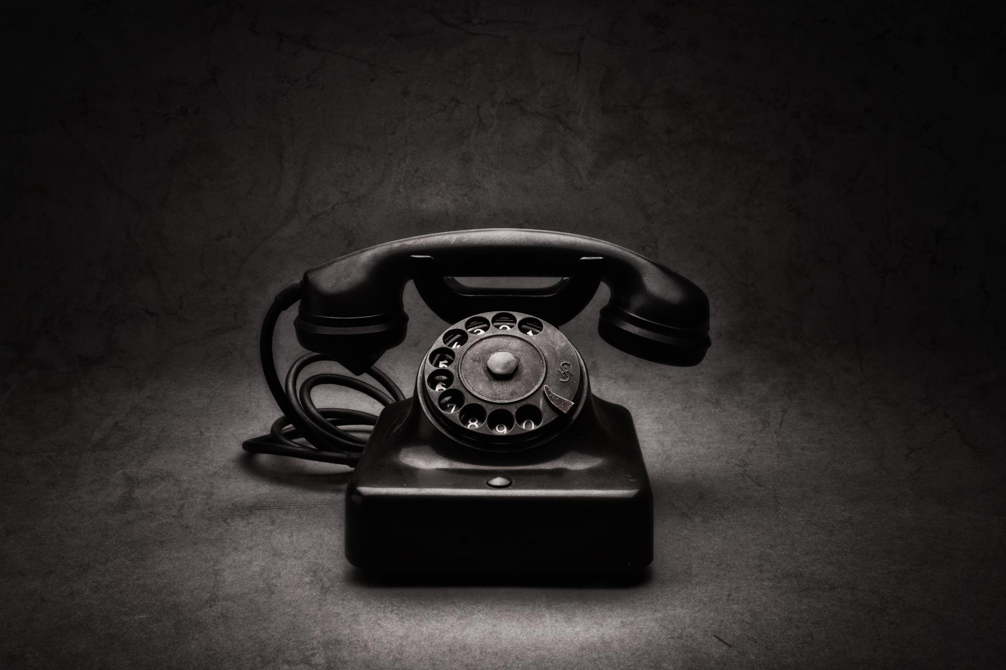 Сайт лучшего звонка. Старинный телефон. Телефон арт. Старый телефон арт. Старинный телефонный звонок.