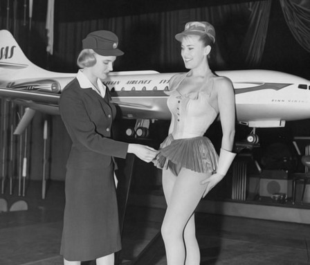 12th January 1959 Swedish stewardess Birgitta Lindman who is with the Swedish SAS airline examines a showgirls costume Photo by Harry Todd Fox Photos Histoire de l'aviation avion.jpg, mai 2021