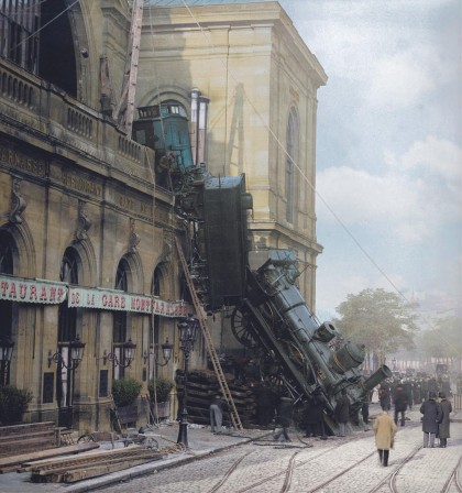 1895 In Paris an express train overruns a buffer stop crosses more than 30 meters of concourse before plummeting through a window at Gare Montparnasse.jpg, mar. 2021