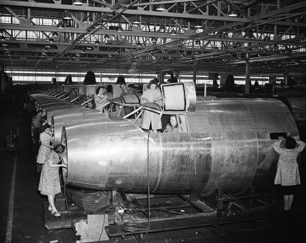 1942 Workers on an assembly line of B-26 Marauder bombers at the Glenn L. Martin plant in Baltimore Maryland bombe femme et guerre.jpeg, mar. 2021