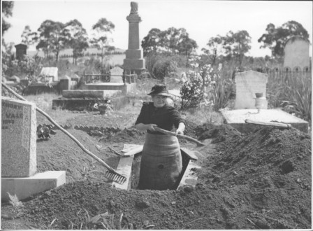 84-year-old grave digger Josephine Smith Josephine Smith at the Drouin Cemetery Victoria 1916 Mortuary Professions for Ladies mort fossoyeuse.jpg, mai 2023