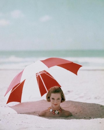 A Woman Buried In Sand At A Beach by Richard Rutledge plage rester belle en toutes circonstances.jpg, juil. 2021