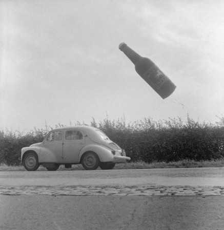 A flying beer bottle advertisemnt for a brewery near Ypres in Belgium August 22 1960 bouteille de bière volante et 4CV.jpg, juin 2023