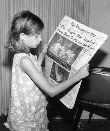 A girl reading the front page of The Washington Post reporting on the Apollo 11 moon landing July 1969 Thomas Pesquet a bien mangé.jpg, avr. 2021