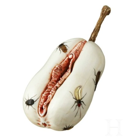 A late 19th c Japanese ivory carving of a pear with a vagina Covered in shibayama insects.jpg, janv. 2023